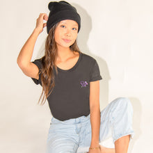 Load image into Gallery viewer, 🐿️ Squirrel eating a pretzel Black T-Shirt - Woman | Glows in the dark